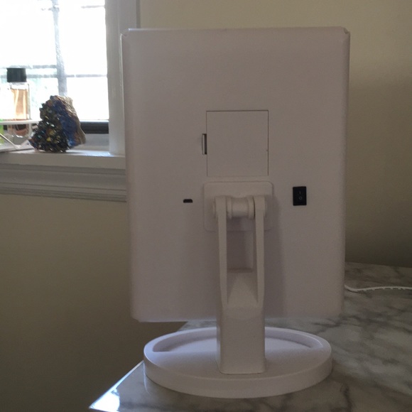 LIGHT UP VANITY MIRRIOR - Picture 3 of 4